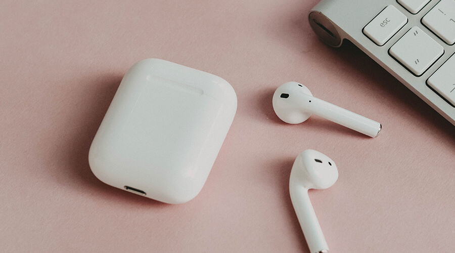 Conectar tus AirPods es un proceso muy sencillo, el cual toma menos de un minuto.