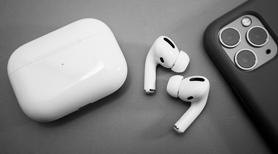 Para resetear tus AirPods presiona el botón posterior de su estuche. 